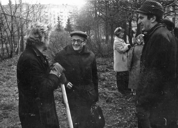 В.И. Гольданский и Ю.В. Балдохин принимают активное участие в коммунистическом субботнике.